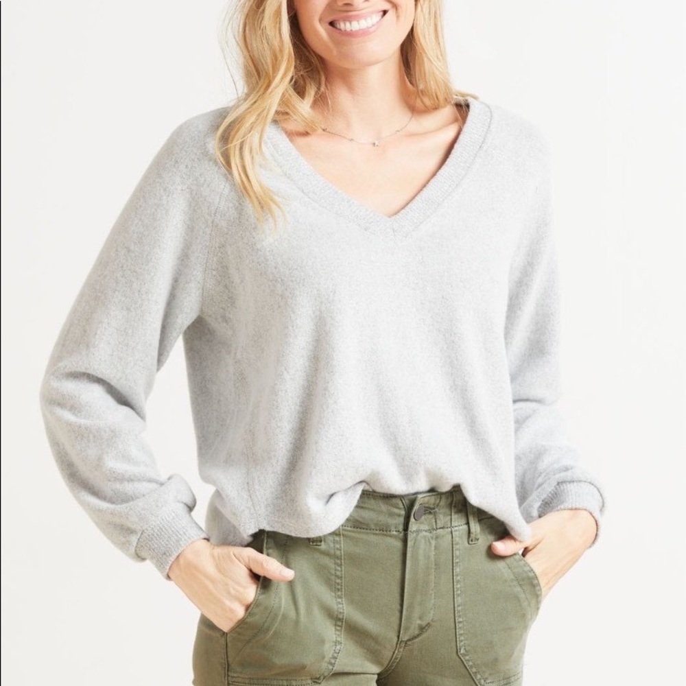 Evereve Mac Vneck Pullover in light gray